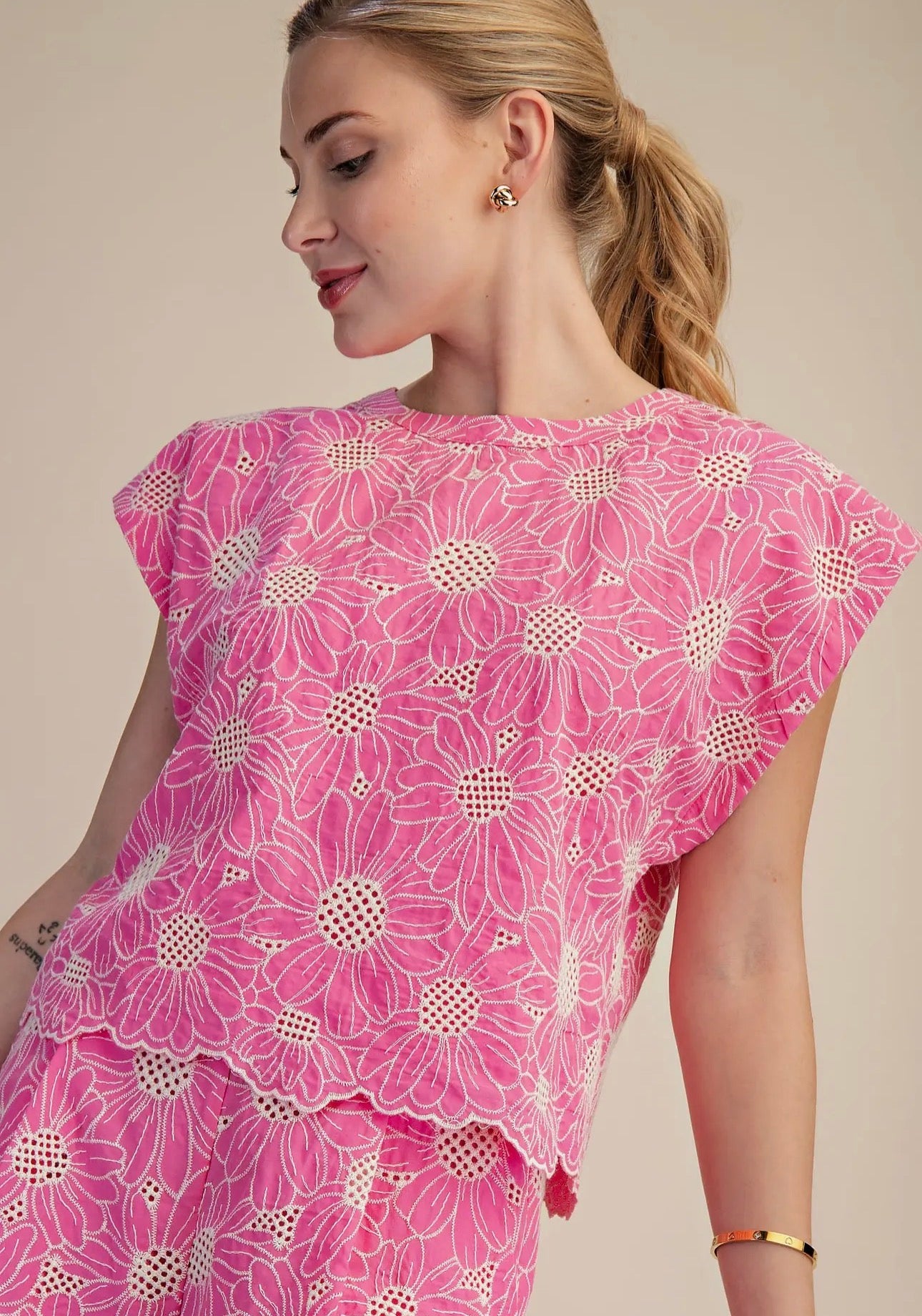 Scallop Hem Embroidery Top